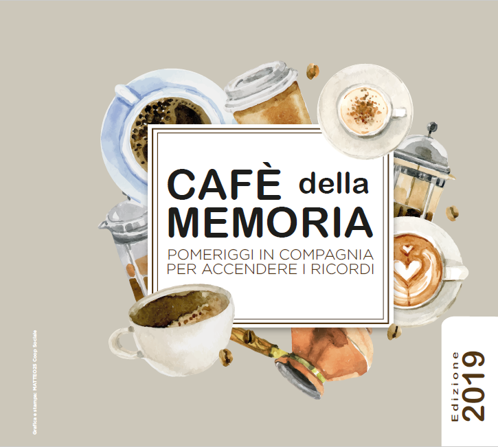 scritta "cafe della memoria, pomeriggi in compagnia per accendere i ricordi" attorniato di foto di tazzine di caffè